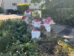 Hier kann man das Miniaturschloss nach dem "Unfall bei Rodungsarbeiten" sehen.